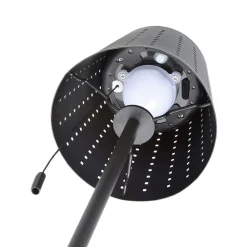 Solcellelamper ^ Lindby LED-solcellegulvlampe Hilario, sort, jern, genopladeligt batteri