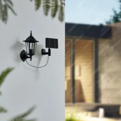 Lindby Solcellelamper|Væglamper > LED-solcellelampe Sayata, sort, aluminium, lygte