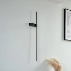 Lindby Væglamper|Væglamper > LED-væglampe Natsumi, sort, aluminium, 90 cm