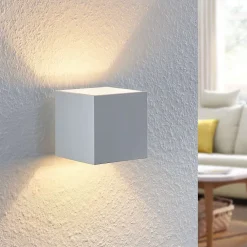 Lindby Væglamper > Mirza væglampe i aluminium, kantet, hvid