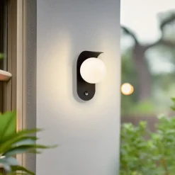 Væglampe Med Sensor|Terrassebelysning ^ Lindby udendørs LED-væglampe Lacie, sensor, sort/hvid, aluminium