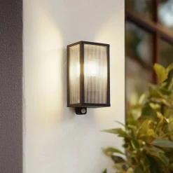 Lindby Væglampe Med Sensor|Terrassebelysning > udendørs væglampe Peldar, sensor, riflet, IP44, E27