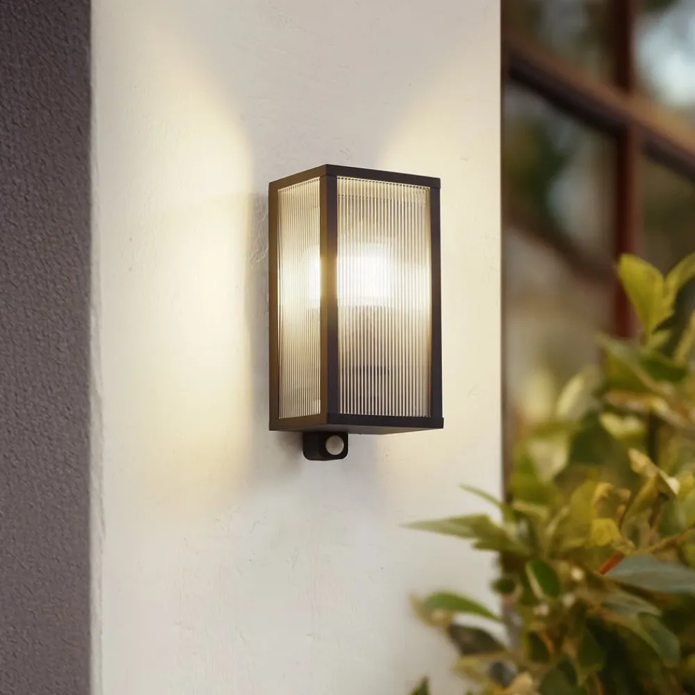 Lindby Væglampe Med Sensor|Terrassebelysning > udendørs væglampe Peldar, sensor, riflet, IP44, E27