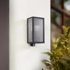 Lindby Væglampe Med Sensor|Terrassebelysning > udendørs væglampe Peldar, sensor, riflet, IP44, E27