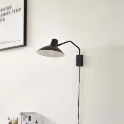 Væglamper ^ Lindby væglampe Adrik, sort, metal, med stikprop