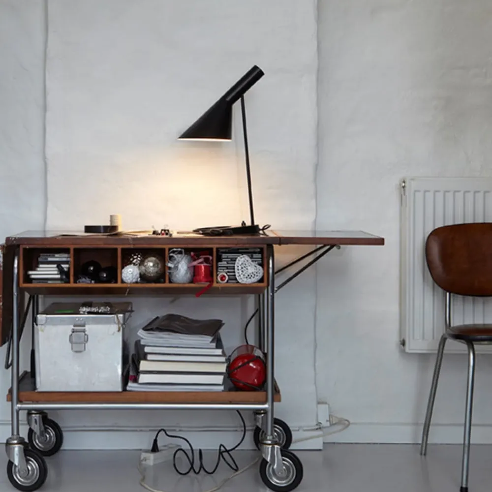 Arbejdsrum/Kontor ^ Louis Poulsen AJ - designer bordlampe, sort