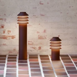 Sokkellamper ^ Louis Poulsen Bysted Garden, 53 cm, fodplade, corten, 927