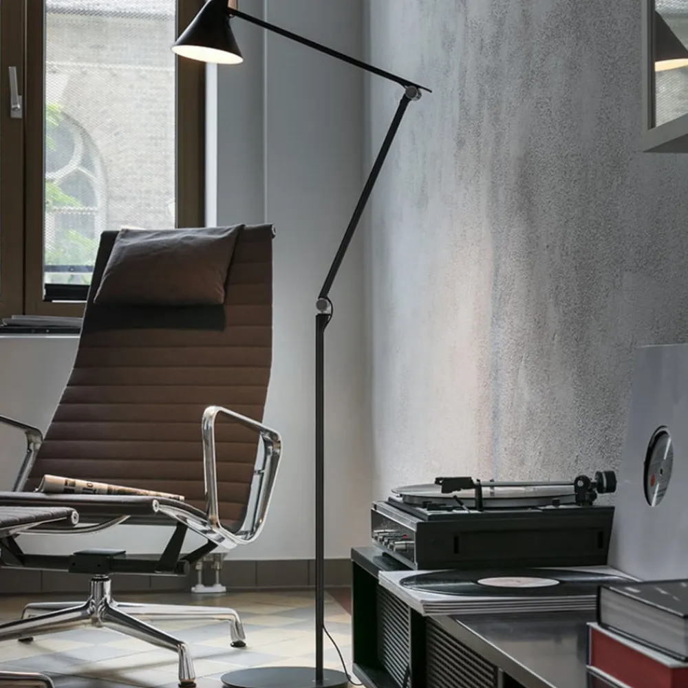 Louis Poulsen Gulvlamper > NJP LED-gulvlampe 2.700 K, sort