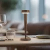 Dekorationsbelysning ^ Lucande LED-batteridrevet lysestage Lea, vase, mørkebrun, 28 cm