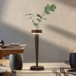 Dekorationsbelysning ^ Lucande LED-batteridrevet lysestage Lea, vase, mørkebrun, 28 cm