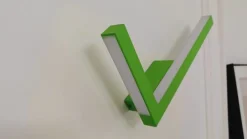Væglamper ^ Lucande LED-væglampe Check, grøn, metal, CCT, dæmpbar