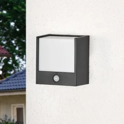 Philips Væglampe Med Sensor > Macaw - LED-udendørsvæglampe med bevægelsessensor
