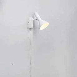 Væglamper ^ Markslöjd Metro væglampe, hvid, med kabel og stik