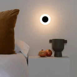 FARO BARCELONA Væg- Og Spejllamper > Moy LED-væglampe i sort med glasskærm