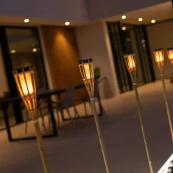 Dekorationsbelysning|Solcellelamper ^ Newgarden Hiama LED solcelle-havelampe lavet af bambus