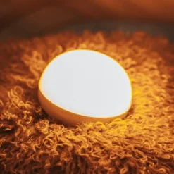 Dekorationsbelysning|Terrassebelysning ^ Newgarden LED-batteridrevet bordlampe Cherry, orange/hvid, IP54