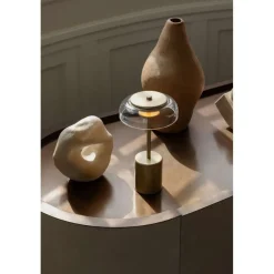 Dekorationsbelysning ^ Nuura Aps Nuura LED-batteridrevet bordlampe Blossi, højde 26 cm, guldfarvet/klar