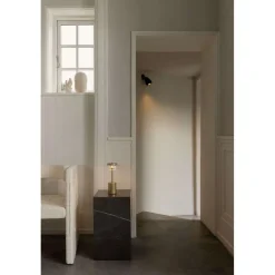 Dekorationsbelysning ^ Nuura Aps Nuura LED-batteridrevet bordlampe Blossi, højde 26 cm, guldfarvet/klar