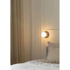 Væg- Og Spejllamper ^ Nuura Aps Nuura væglampe Liila 1, Ø 14 cm, IP44 , sort/opal