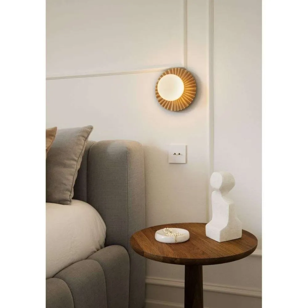 Nuura Aps Væg- Og Spejllamper > Nuura væglampe Liila Muuse, Ø 20 cm, IP44, guld/opal
