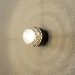 Oluce Væg- Og Spejllamper > Fresnel væglampe m. glaslinse IP44 sort