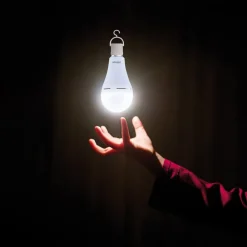 OSRAM Led Pærer > LED-pære E27 8W mat 4000K genopladeligt batteri nødlys
