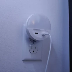 Natlys ^ OSRAM LED-stikkontaktnattelys LUNETTA USB, hvid, Ø 9 cm