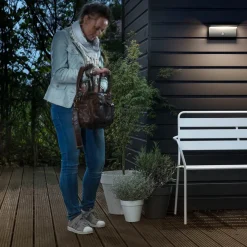 Væglampe Med Sensor|Væglamper ^ Philips udendørs LED-væglampe Bustan Sensor 2.700 K