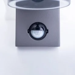 Væglampe Med Sensor ^ Näve Rombe udendørs væglampe med sensor, 1 lyskilde