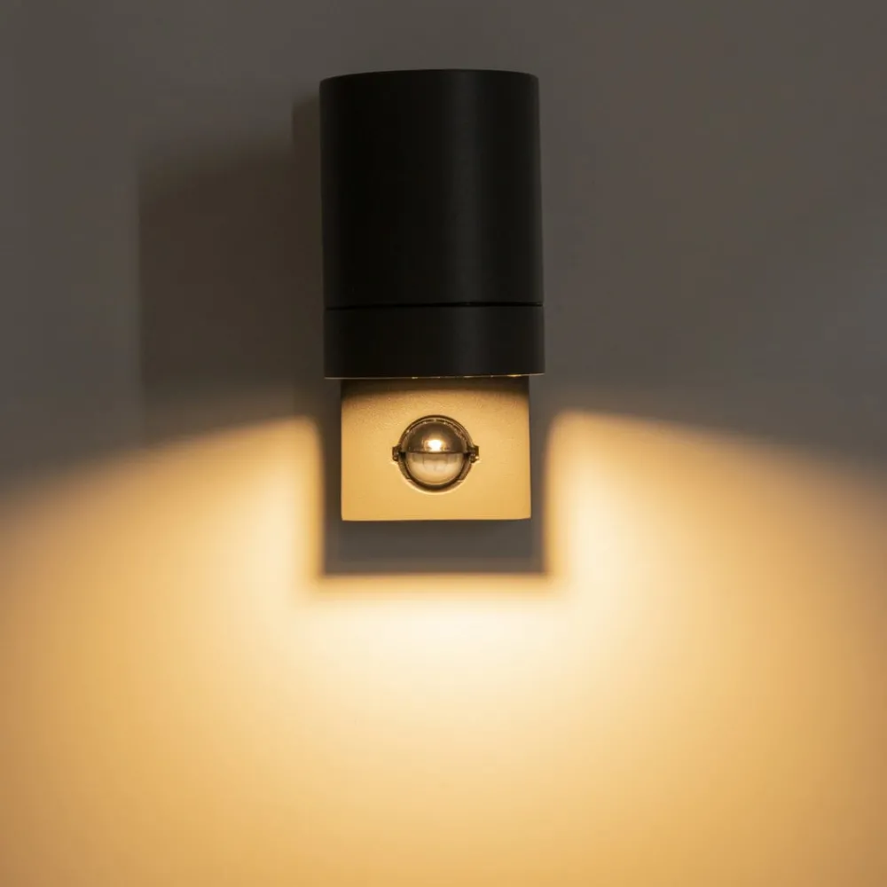 Væglampe Med Sensor ^ Näve Rombe udendørs væglampe med sensor, 1 lyskilde