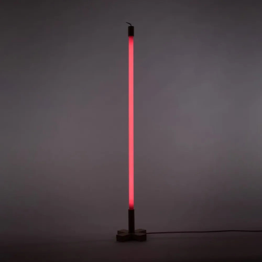 Gulvlamper|Gulvlamper ^ SELETTI LED-lampe Linea, fuchsia, trædetaljer, universal