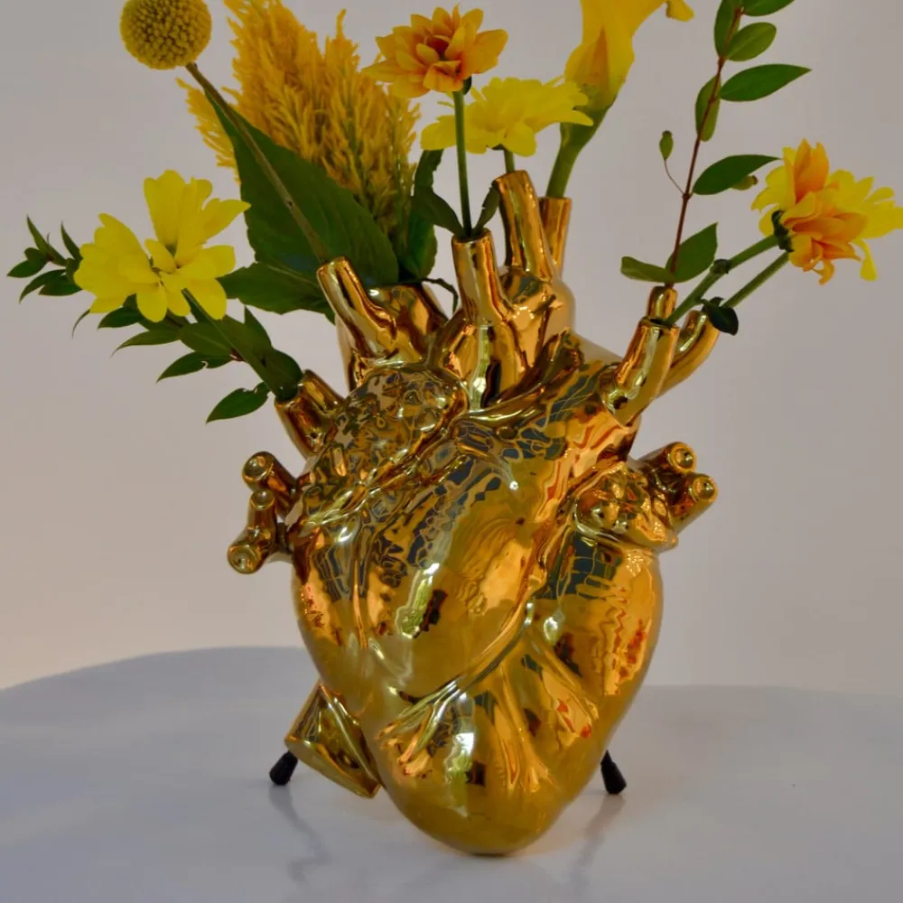 Møbel Og Interiør ^ SELETTI Love in Bloom-vase, guldfarvet, hjerteformet, porcelæn