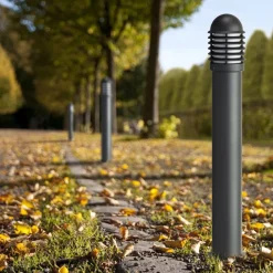 LCD Gadebelysning > Stibelysning 1041 i støbt aluminium med lameller, højde 100 cm