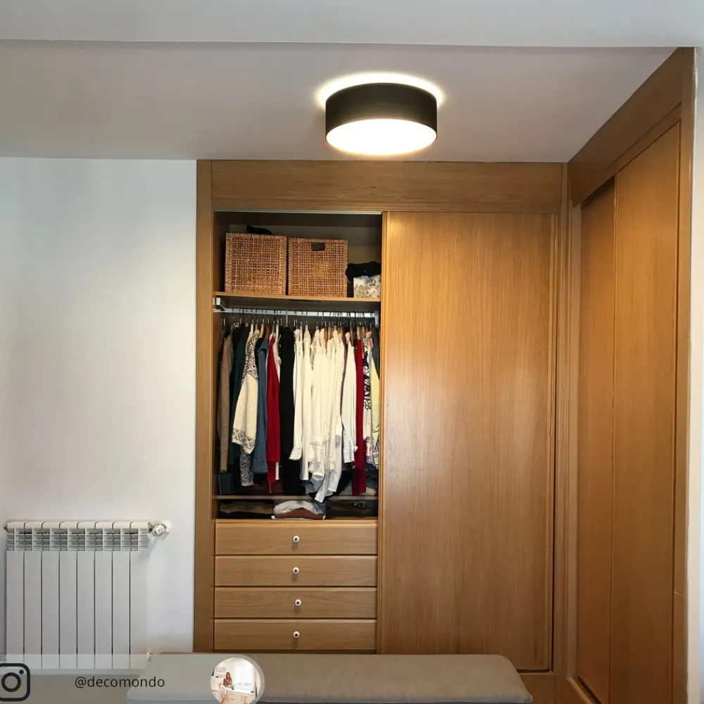 Loftlamper ^ Lindby Stof loftslampen Coleen i sort, gylden inden i