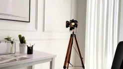 Lindby Gulvlamper|Gulvlamper > Trægulvlampe Hilma med trebenet stel