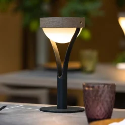 Les Jardins Solcellelamper > Tyble LED solcellebordlampe, sort/teak, 2.700 K, 200 lm