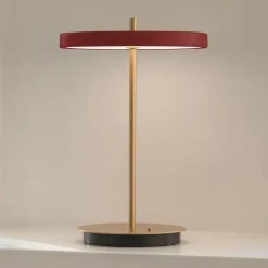UMAGE Bordlamper > LED-batteridrevet bordlampe Asteria Move rubinrød/messing 31 cm