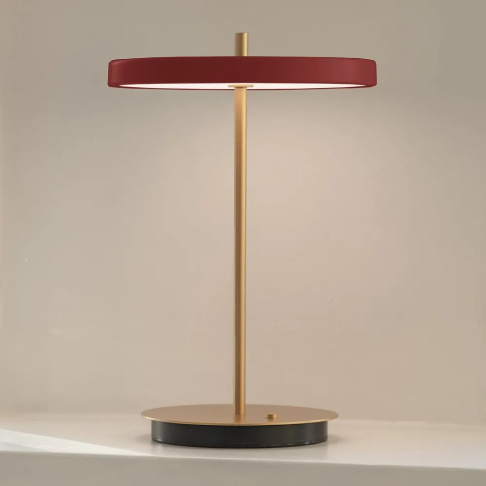 UMAGE Bordlamper > LED-batteridrevet bordlampe Asteria Move rubinrød/messing 31 cm