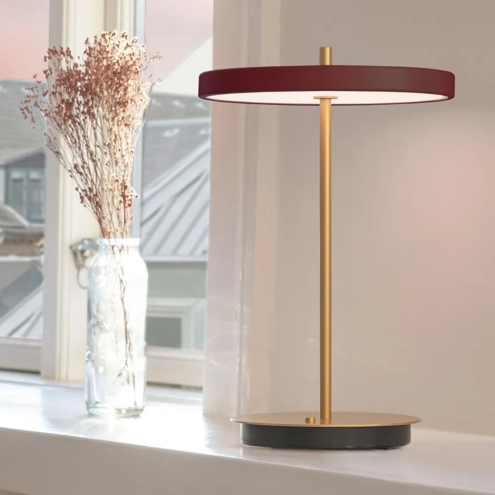 UMAGE Bordlamper > LED-batteridrevet bordlampe Asteria Move rubinrød/messing 31 cm