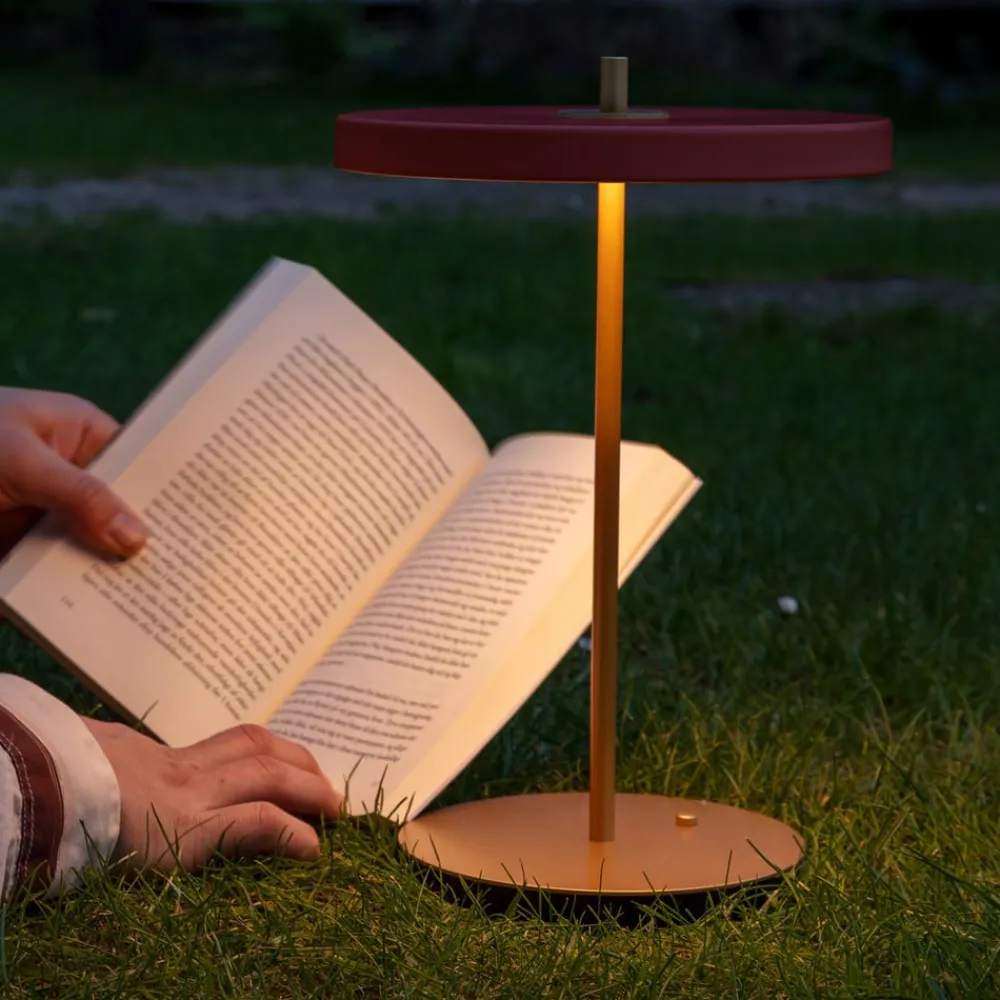 UMAGE Bordlamper > LED-batteridrevet bordlampe Asteria Move rubinrød/messing 31 cm