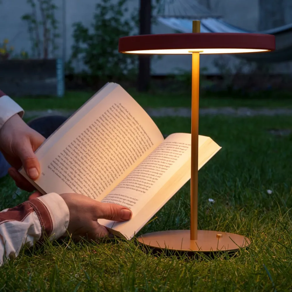 UMAGE Bordlamper > LED-batteridrevet bordlampe Asteria Move rubinrød/messing 31 cm