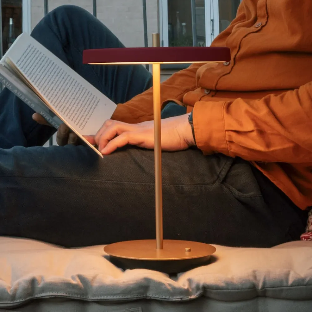 UMAGE Bordlamper > LED-batteridrevet bordlampe Asteria Move rubinrød/messing 31 cm