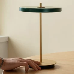 Bordlamper ^ UMAGE LED-bordlampe Asteria Move skovgrøn/messing 31cm