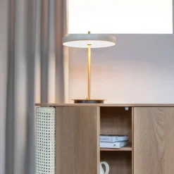 Arbejdsrum/Kontor|Bordlamper ^ UMAGE LED-bordlampe Asteria Table, USB, perlehvid/messing