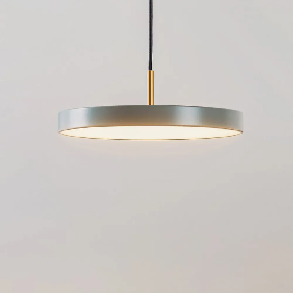 Pendellamper ^ UMAGE LED-hængelampe Asteria Mini, lysegrøn/messing, Ø 31 cm