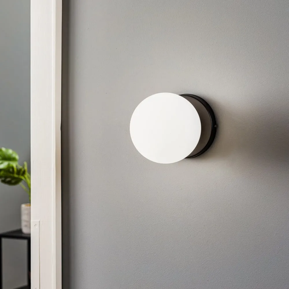 EMIBIG LIGHTING Væglamper > Væglampe Kiba, sort/guld, lampeskærm af glaskugle