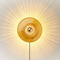 DESIGN BY US Væglamper > Væglampe New Wave Optic, rav, øjeæble, stikprop