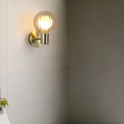Searchlight Væg- Og Spejllamper > Væglampe til badeværelset Lumisphere, creme-/messingfarvet, højde 12 cm